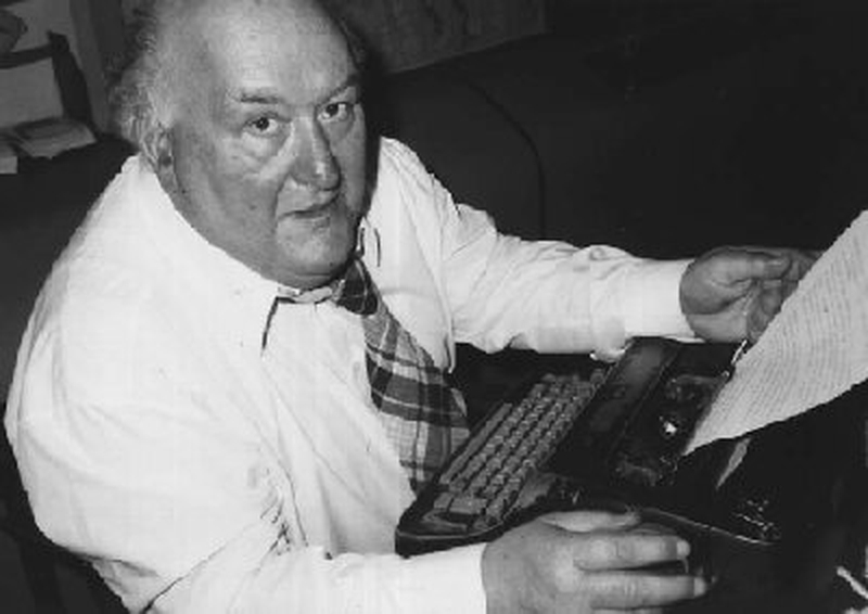 24 Albert Meltzer at typewriter