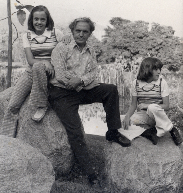 Tomás Germinal Gracia Ibars (Víctor García), with daughters Maya and Grecia